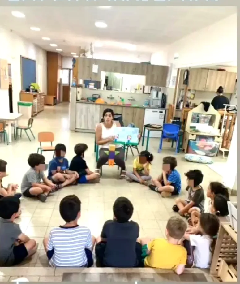 הקראת סיפור לילדים במעגל בגן