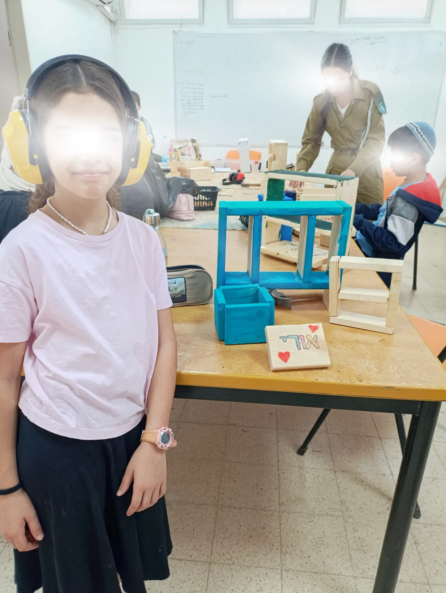 תוצרי עץ צבועים שיצרו תלמידים