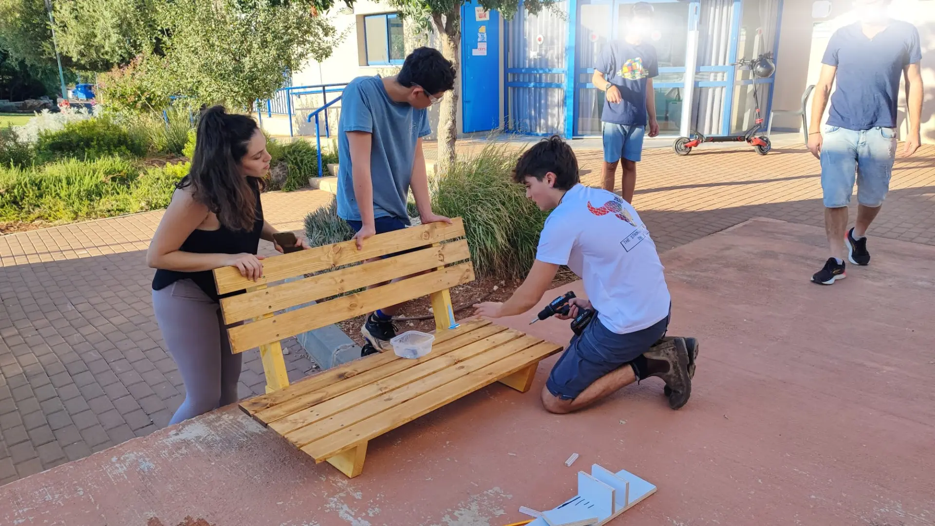 בניית ספסל עץ בחצר בית הספר