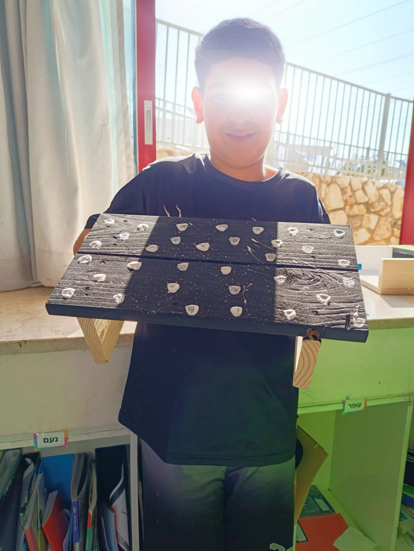 מדף עץ בגוון כהה עם עיטורי צבע