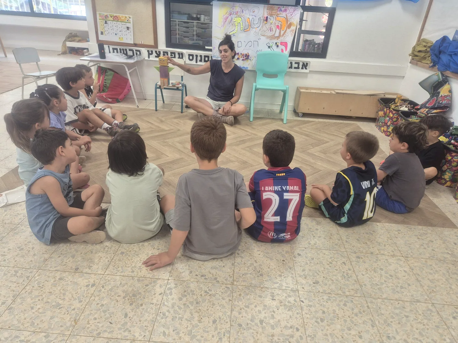 מפגש קבוצתי בגן עם יצירה מעץ