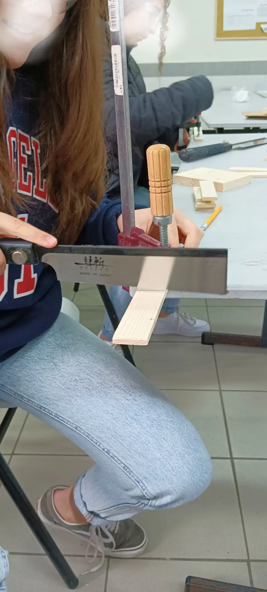 ניסור לוח עץ במסור יד