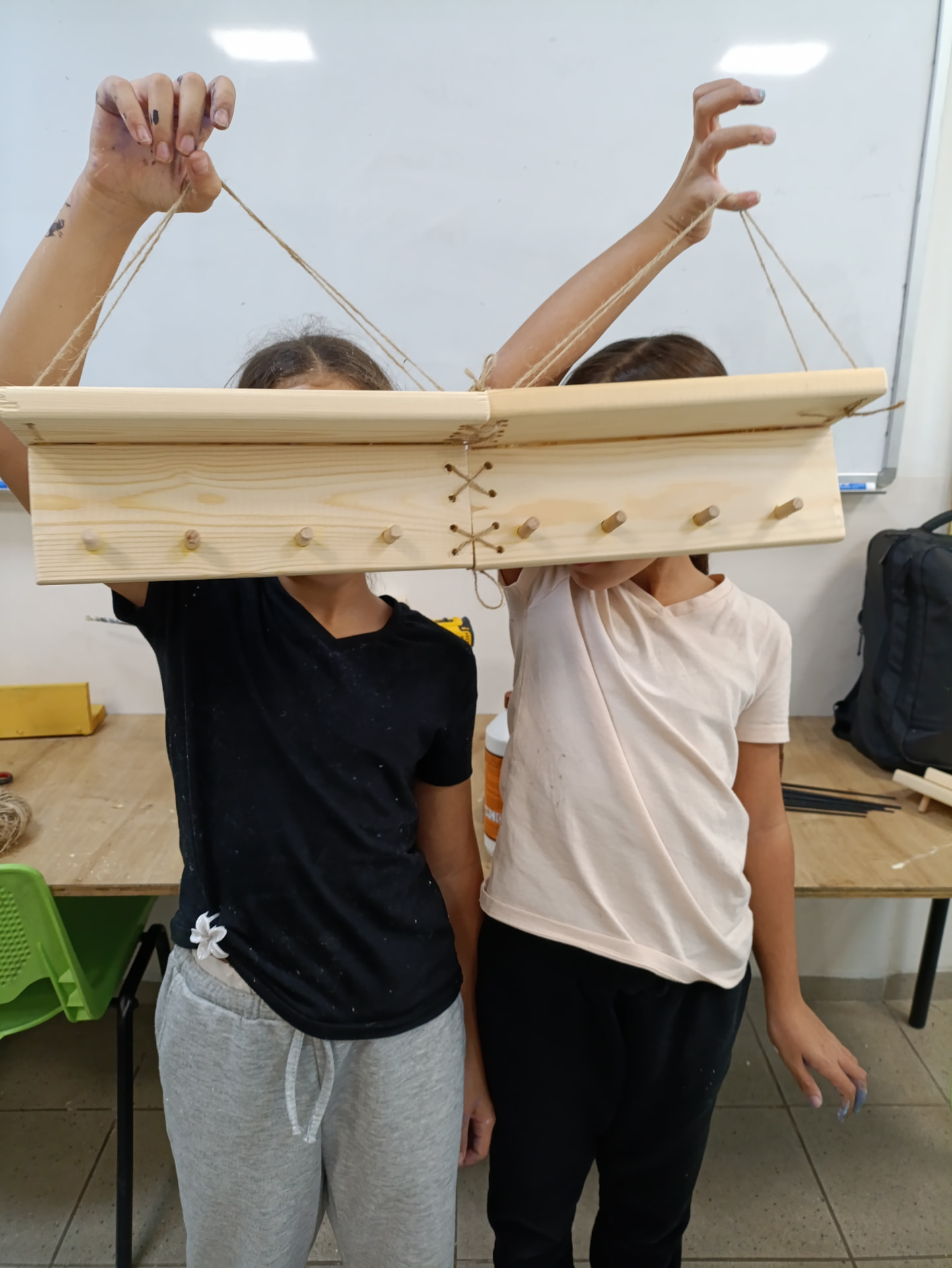 תלמידות מציגות מתלה עץ משותף שבנו