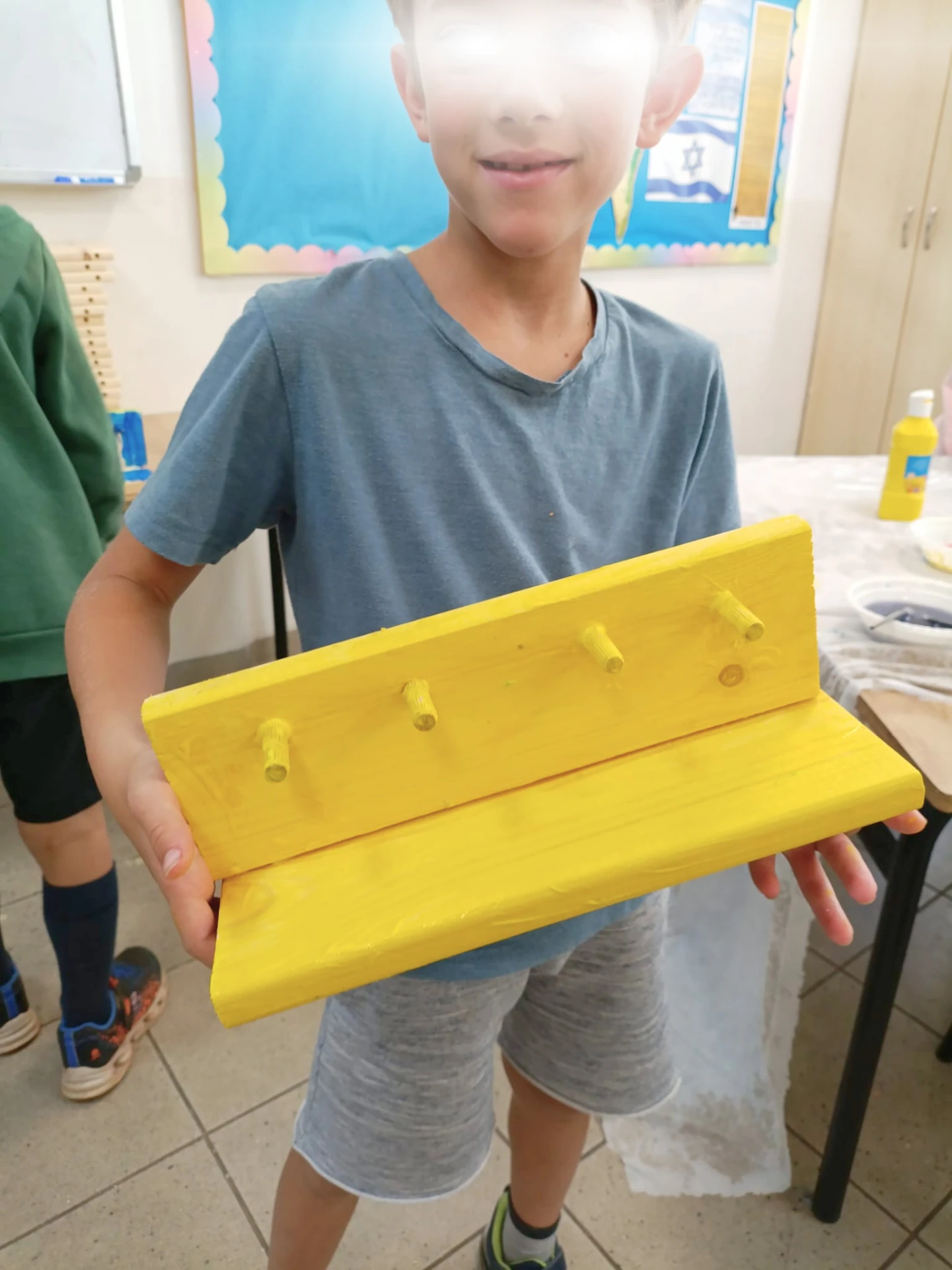 מתלה עץ צהוב עם קולבי דיבלים